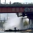 Рабочие ликвидируют причину коммунального фонтана под Кузнечевским мостом
