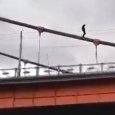 Мужчина прогулялся по подвесной конструкции Кузнечевского моста в Архангельске