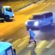 В Архангельске бежавшая на красный свет пенсионерка попала под автомобиль