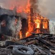 На окраине Архангельска тушат пожар в расселенном деревянном доме