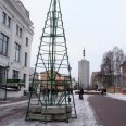 Фотофакт: на Чумбаровке начали монтировать первую городскую новогоднюю ёлку