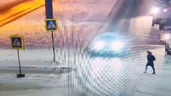 Легковушка протащила несколько метров сбитую на «зебре ...