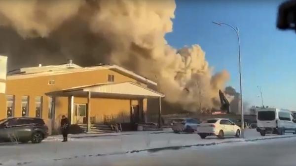 Под Архангельском пожарные ликвидируют крупный пожар в административном здании -