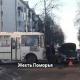 В Архангельске на перекрестке произошла авария с участием пассажирского автобуса
