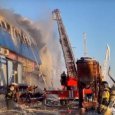 Огнеборцы локализовали пожар на территории судоремонтного завода под Архангельском