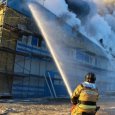 Тушение пожара на судоремонтном заводе близ Архангельска продолжалось весь день