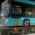 Новые автобусы доставляют в Архангельск на тралах