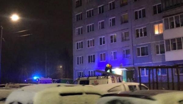 В Архангельске при падении из окна девятиэтажки погиб мужчина