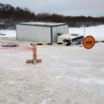 Провалившийся в Поморье под лед грузовик на зимней переправе удалось спасти