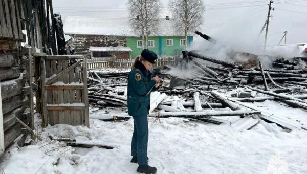 Два человека погибли при пожаре в частном доме в Коношском районе