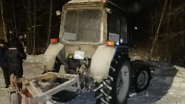 В Архангельске мужчина угнал трактор, чтобы быстрее приехать в гости к родственнику