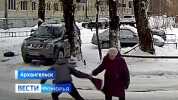 Не на ту напал: в Архангельске грабитель с 3-й попытки вырвал сумку у пенсионерки