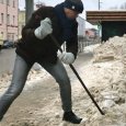 Рекламисты Архангельска своими руками показали, как надо чистить снег на остановках