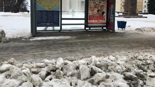На фото: остановка на Троицком проспекте возле кинотеатра «Мир»