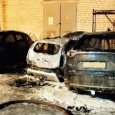 Огонь повредил три иномарки на территории автосалона «Ниссан» в Архангельске