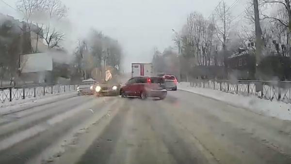 Закрутило: в Архангельске лихой водитель иномарки чудом избежал ДТП