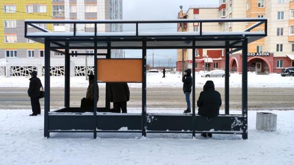 На фото: один из остановочных павильонов, установленных в Северодвинске