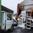Грузоперевозчик влетел в снегоубрщик на оживленной трассе в Архангельской области
