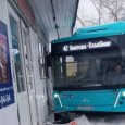 Въехал в торговый павильон: в Архангельске очередная авария с новым автобусом